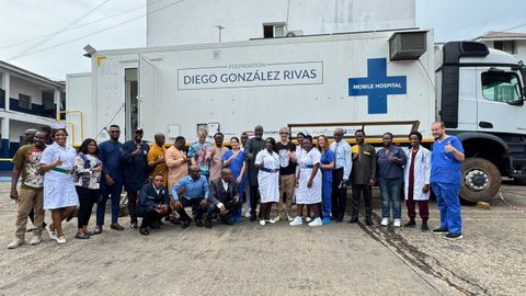 Gonz�lez Rivas y su equipo frente a la unidad m�vil que tienen en Sierra Leona, en el Connaught Hospital