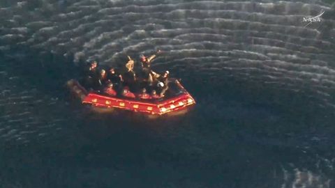 Christina Koch, Jeremy Hansen, Reid Wiseman and Victor Glover esperan a ser transportados hasta tierra firme.