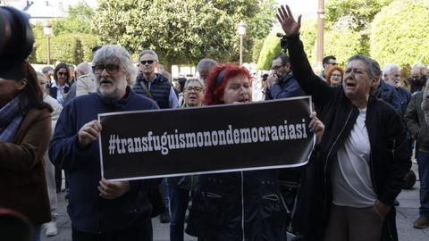 Un centenar de manifestantes protestaron contra la moci�n