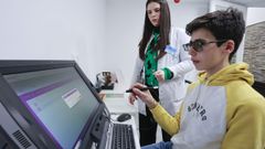 La �ptica-optometrista Ana L�pez And�n con un usuario del sistema WiVi