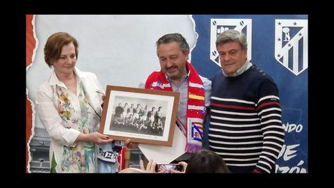 El presidente del Ribadeo FC, Pedro Posada, con los hijos de Cubelo