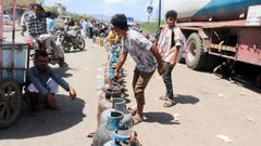 Colas para llenar bombonas en la ciudad de Taiz, que sufre el cerco de los hut�es
