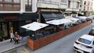 Terraza de Casa Ponte, delimitada con pals sobre varias plazas de aparcamiento