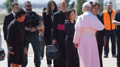 La ministra de Defensa, Margarita Robes, despidi� a Le�n XIV en Barajas