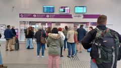 Pasajeros afectados por la interrupcin del trfico ferroviario entre A Corua y Santiago, este medioda en la estacin provisional herculina