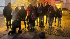La plaza de Santa Mara, elegida hace 35 aos por Duarte Barrio (en el centro, con anorak rojo) para tomar las uvas, tiene iluminacin navidea