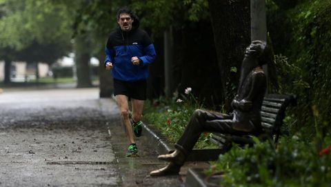 Gente haciendo deporte esta ma�ana en la Alameda de Santiago