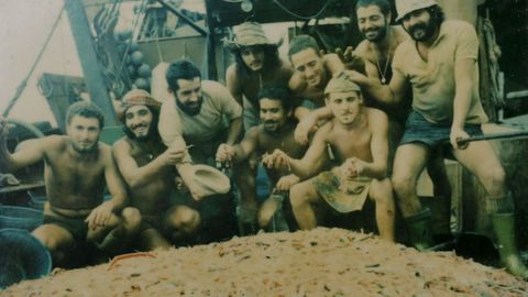 Francisco, segundo por la izquierda, en uno de los barcos dedicados a la pesca de la gamba