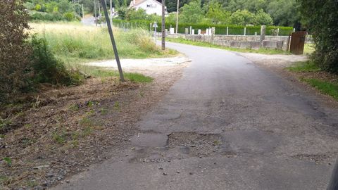 En la pista de acceso al lugar de Montes y Casal da Horta hay múltiples baches, que se pueden ver a lo largo de todo el trazado. El asfalto está muy deteriorado.