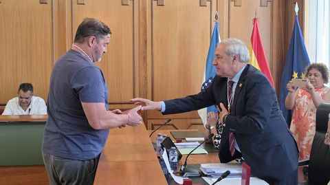Germán Vázquez, de Esperta Monforte, en la recogida de su medalla