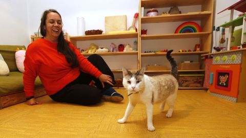 Paula Rodrguez Ramil, en la imagen con su gato, Satori, apostar en su centro de Viveiro por un modelo de crianzarespetuoso