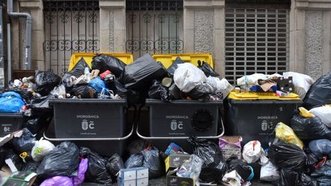 Basura amontonada en A Coru�a durante el conflicto del servicio de limpieza