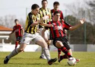 Fernando, a la derecha, trata de interceptar un bal�n ante un contrario con el CD Lal�n.