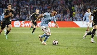 Ferran Jutgl� avanza con el bal�n en el encuentro entre el Celta y la Juve.