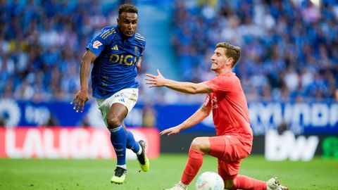 Hassan deja atrs aAihen Muoz durante el Real Oviedo-Real Sociedad