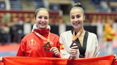 Noa Romero e Irene Montemu��o muestran sus medallas.