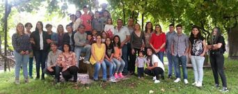 Blas Font�n, en el centro, rodeado de exalumnos (y padres de algunos), en Cervo, su localidad natal.