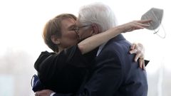 Steinmeier recibe la afectuosa felicitacin de su mujer, Elke, tras se reelegido presidente.
