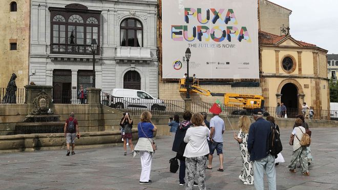 Fotograf�a tomada este jueves del cartel de gran formato instalado en la plaza de la Catedral de Oviedo con el lema 'Puxa Europa. The future in now!', eslogan con el que se quiere promocionar la candidatura de Oviedo a Capital Europea de la Cultura 2031