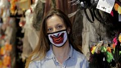 Raquel, encargada de la Superpapeler�a de Alfredo Vicenti, con una mascarilla de Halloween