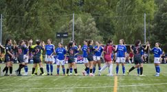 Las jugadoras del Real Oviedo y del Real Avils, antes de su ltimo amistoso