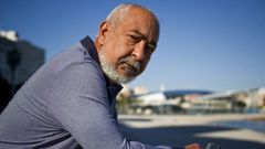 Padura asomado a la playa de Riazor en su reciente visita a A Corua, este otoo.