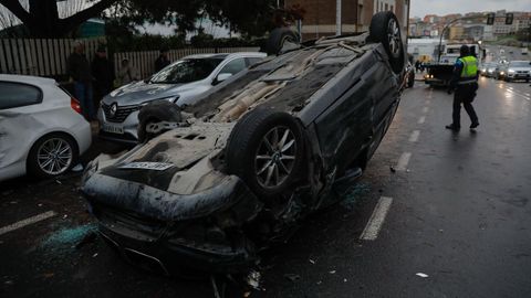 Uno de los vehculos del incidente en Arteixo acab volcado y su ocupante fue evacuada por la puerta del copiloto y llevada al hospital