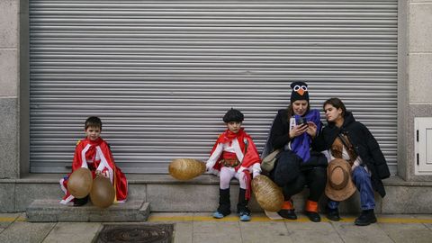 Ni�os con el traje de pantallas en el s�bado de entroido de Xinzo.
