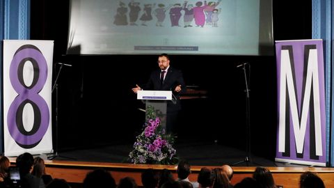 El presidente del Principado, Adri�n Barb�n, interviene durante el acto institucional para conmemorar el 8-M, celebrado en Cangas del Narcea