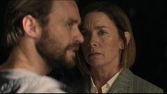 Link (Thomas Doherty) y Samantha  Sinatra  Redmond (Julianne Nicholson), en una escena de la segunda temporada de �Paradise�.