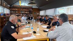 El alcalde, Alberto Gonz�lez (al fondo a la izquierda), y el subdelegado del Gobierno, Julio Abalde, copresidieron la reuni�n de este viernes