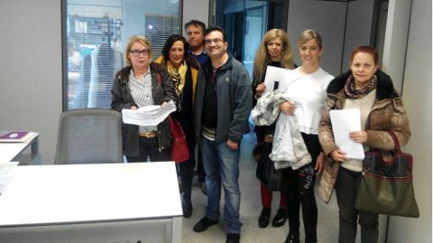 Auxiliares educativos y fisioterapeutas en la Consejera de Educacin entregando las ms de 4.000 firmas recogidas.Auxiliares educativos y fisioterapeutas en la Consejera de Educacin entregando las ms de 4.000 firmas recogidas