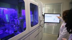 Microbi�logas del Hospital Meixoeiro de Vigo con una m�quina que procesa pruebas PCR