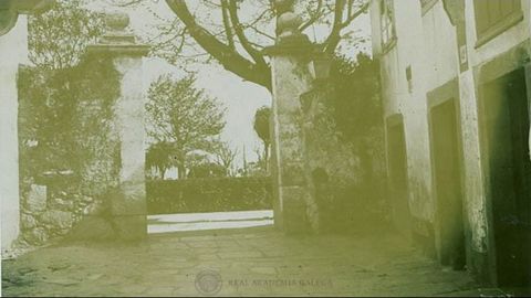 La imagen del Archivo de la Real Academia muestra la entrada al jardín por el callejón de San Carlos. A ambos lados había viviendas, una de las cuales era de los abuelos de Juan Vázquez Hermida.