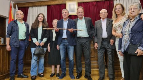 Alonso, con el bastón de mando, posó junto a su familia.