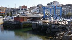 Las mareas empujan la arena hacia el foso del travel lift en el puerto de Portonovo