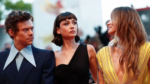Harry Styles, Sydney Chandler y Olivia Wilde.