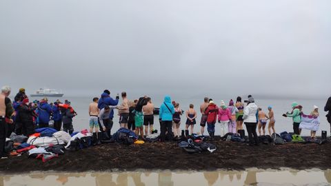 Un grupo de turistas d�ndose un ba�o en una de las playas de la isla volc�nica donde est� instalada la base ant�rtica espa�ola Gabriel de Castilla