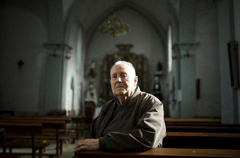 �Don Rafael�, como lle chaman os veci�os, na igrexa de Cu��a, onde tivo lugar a homenaxe. 