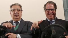 Zoido y Serrano, durante un reciente acto en la presentaci�n de una campa�a de tr�fico