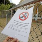 Un cartel proh�be la entrada de perros y gatos al recinto.