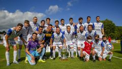 Los noieses sobre el c�sped del Julio Mato Matito con el trofeo de campe�n de Preferente