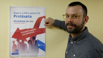 O mdico Hadrin Pernas, cun cartel da campaa, no Hospital Montecelo de Pontevedra