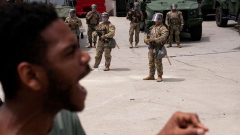 Un manifestante grita ante varios miembros de la Guardia Nacional en Los Ángeles