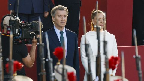 El l&iacute;der del Partido Popular, Alberto N&uacute;&ntilde;ez Feijoo, y la portavoz del PP, Ester Mu&ntilde;oz, en el d&iacute;a de la Fiesta Nacional