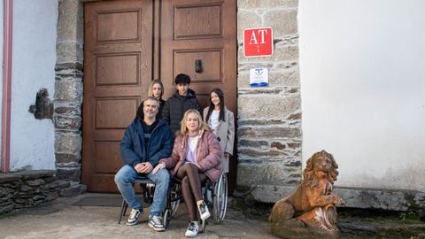 Juan Mora y Mercedes Zepeda, con sus hijos, ante la puerta de la casa grande que se compraron en Taboada y que destinan a apartamentos, adem�s de vivienda habitual