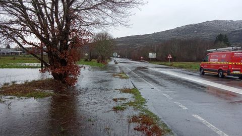Carretera inundada en Mu��os.