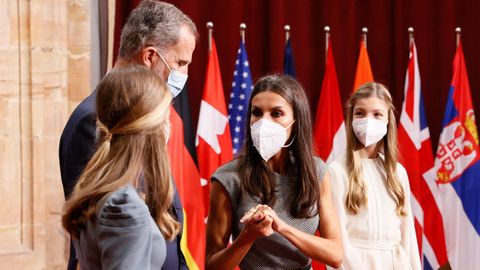 Los reyes, la princesa Leonor y la infanta Sofa, momentos antes de la audiencia en Oviedo 