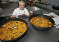 El presidente, Juan Ram�n Rial Se�or�ns, aprendi� a hacer paellas en la fiesta. 
