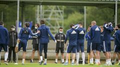 Los jugadores del Oviedo antes de un entrenamiento